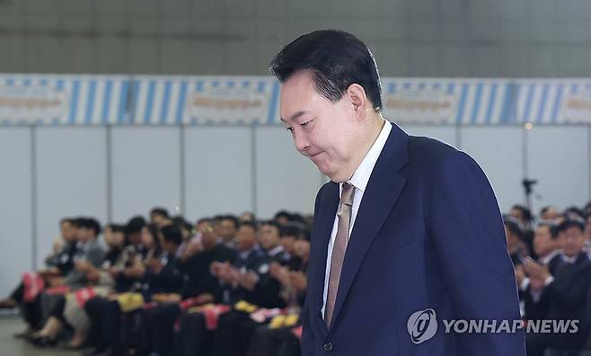 축사 위해 단상 향하는 윤석열 대통령 (고양=연합뉴스) 홍해인 기자 = 윤석열 대통령이 31일 경기도 고양시 킨텍스에서 열린 '2024 대한민국 소상공인대회 개막식'에 참석해 축사를 위해 단상으로 향하고 있다. 2024.10.31 [대통령실통신사진기자단] hihong@yna.co.kr