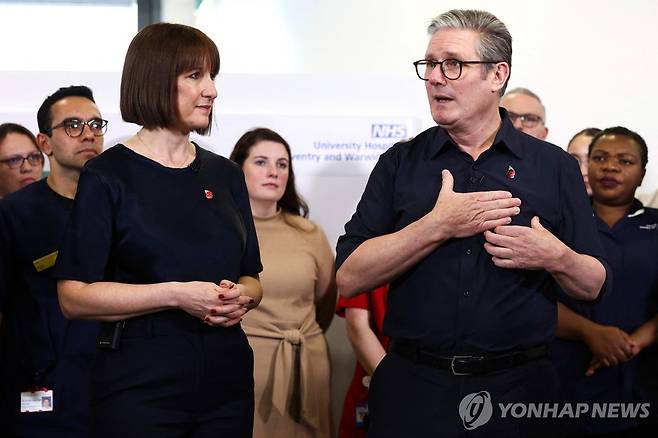 스타머 총리(오른쪽)와 리브스 장관 [AFP 연합뉴스 자료사진. 재판매 및 DB 금지]