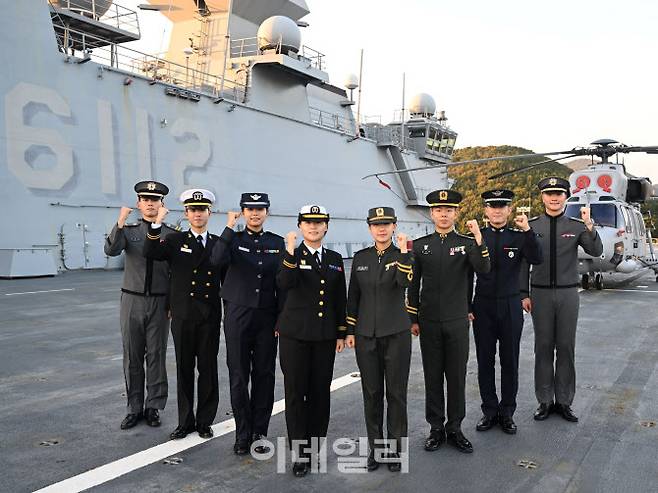 합동순항훈련 출항을 앞둔 사관생도들이 해군 대형수송함 마라도함에서 성공적인 훈련을 다짐하고 있다. (사진=해군)