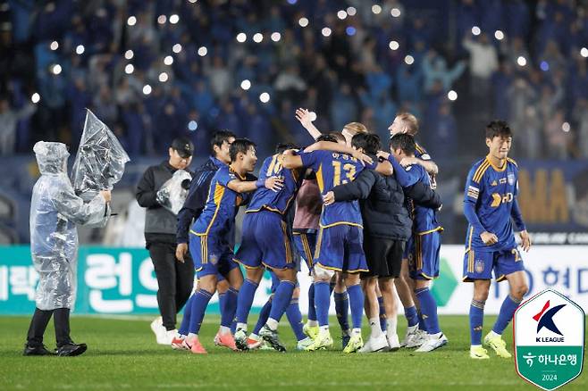 울산 선수단이 우승을 확정한 뒤 기뻐하고 있다.  사진=한국프로축구연맹