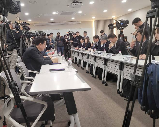 4일 서울 중구 대한상공회의소에서 열린 10차 배달앱 상생협의체 참석자들이 배달앱 수수료 등을 두고 논의하고 있다. (사진= 김정유 기자)