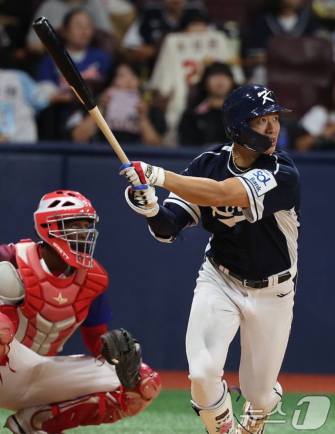 2일 오후 서울 구로구 고척스카이돔에서 열린 '2024 K-BASEBALL SERIES' 대한민국 야구 대표팀과 쿠바 대표팀의 평가전 2차전, 8회초 대한민국 공격 1사 상황에서 송성문이 3루타를 치며 타구를 확인하고 있다. 2024.11.2/뉴스1 ⓒ News1 장수영 기자