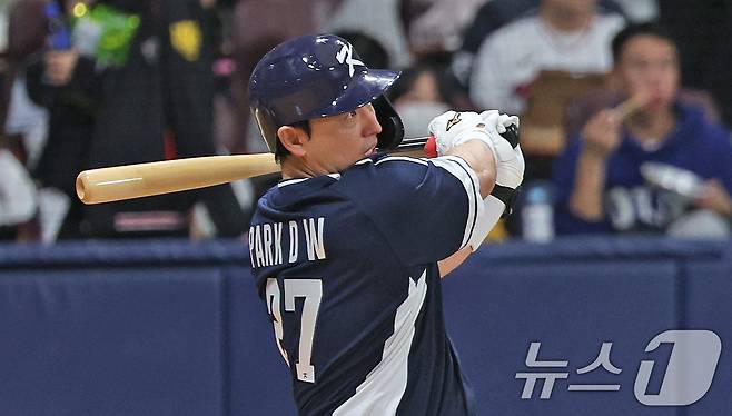 2일 오후 서울 구로구 고척스카이돔에서 열린 '2024 K-BASEBALL SERIES' 대한민국 야구 대표팀과 쿠바 대표팀의 평가전 2차전, 2회초 무사 상황에서 박동원이 2루타를 치고 있다. 2024.11.2/뉴스1 ⓒ News1 장수영 기자