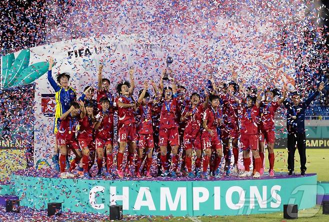 국제축구연맹(FIFA) 17세 이하(U17) 여자 월드컵 우승 세리머니를 펼치는 북한. ⓒ AFP=뉴스1