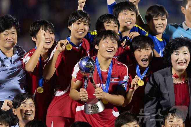 국제축구연맹(FIFA) 17세 이하(U17) 여자 월드컵 우승 세리머니를 펼치는 북한.  ⓒ AFP=뉴스1