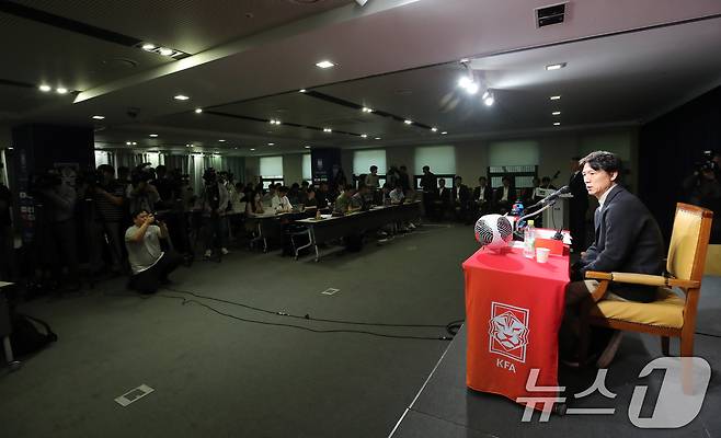 홍명보 축구 국가대표팀 감독이 4일 서울 종로구 대한축구협회에서 대표팀 11월 소집선수 명단발표 기자회견을 하고 있다. 2024.11.4/뉴스1 ⓒ News1 박세연 기자