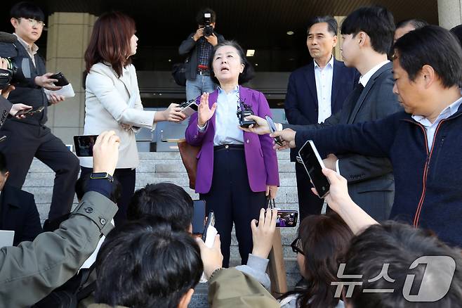 '윤석열 대통령 부부 공천 개입 의혹' 핵심 당사자인 김영선 전 국민의힘 의원이 4일 오전 소환조사를 받기 위해 경남 창원시 성산구 창원지방검찰청으로 출석하며 취재진 질문에 답하고 있다. 김 전 의원은 전날 창원지검에 출석해 12시간 가량 조사받았다. 2024.11.4/뉴스1 ⓒ News1 윤일지 기자