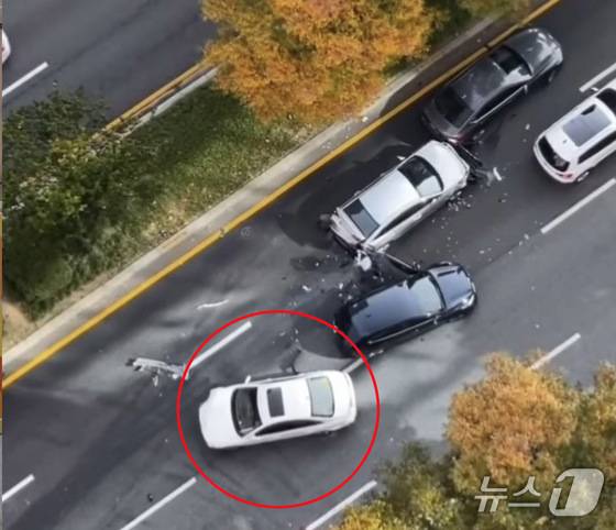 지난 2일 오후 1시 42분쯤 서울 강남구 테헤란로 국기원입구 방향에서 강남역 방향 1~3차로에서 8중 추돌 사고가 발생했다. 사진은 강남 도로에서 역주행 중인 차(빨간 동그라미). (온라인 커뮤니티 갈무리) 2024.11.3/뉴스1