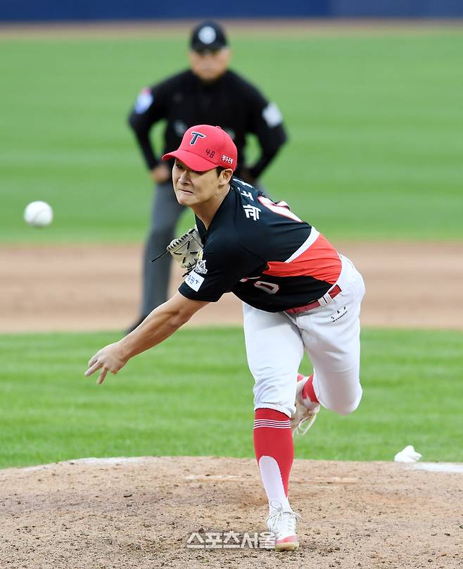 KIA 곽도규가 10월26일 대구삼성라이온즈파크에서 열린 2024 KBO 한국시리즈 4차전 삼성전에서 8회말 등판해 힘차게 공을 던지고 있다. 대구 | 박진업 기자 upandup@sportsseoul.com