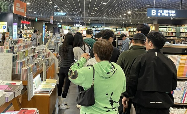 지난 1일 전주 모 서점에서 열린 이동국의 자서전 '결과를 아는 선택은 없다' 사인회에 방문한 팬들이 차례를 기다리는 중이다. 사진┃인북