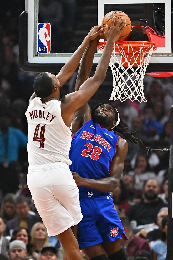 CLEVELAND, OHIO - OCTOBER 25: Evan Mobley #4 of the Cleveland Cavaliers shoots over Isaiah Stewart #28 of the Detroit Pistons during the first quarter at Rocket Mortgage Fieldhouse on October 25, 2024 in Cleveland, Ohio. NOTE TO USER: User expressly acknowledges and agrees that, by downloading and or using this photograph, User is consenting to the terms and conditions of the Getty Images License Agreement.   Jason Miller/Getty Images/AFP (Photo by Jason Miller / GETTY IMAGES NORTH AMERICA / Getty Images via AFP)







<저작권자(c) 연합뉴스, 무단 전재-재배포, AI 학습 및 활용 금지>