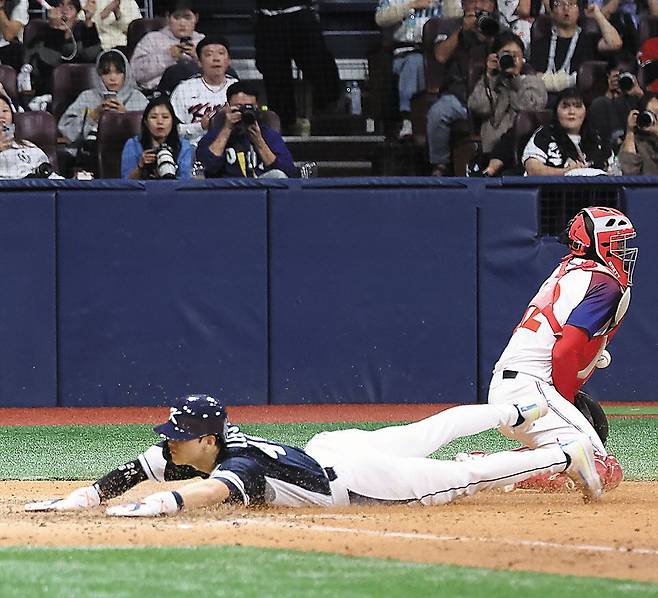 지난 2일 서울 구로구 고척스카이돔에서 열린 2024 WBSC 프리미어12 한국 야구대표팀과 쿠바의 2차 평가전, 8회초 1사 만루에서 신민재 2타점 적시타 때 2루 주자 이주형이 홈으로 쇄도하고 있다. /뉴시스