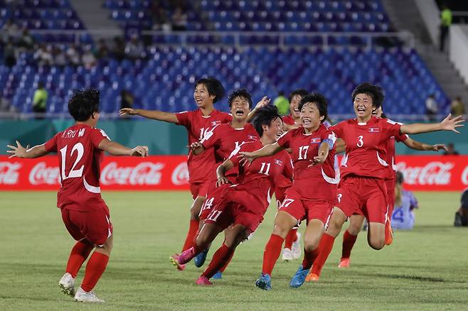 북한 여자 축구 대표팀이 U-17 월드컵 결승에서 승부차기 끝에 스페인을 물리친 뒤 기뻐하고 있다. / EPA 연합뉴스