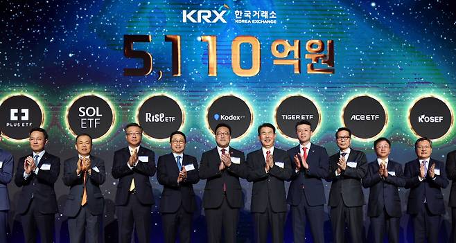 4일 서울 영등포구 콘래드호텔에서 열린 한국거래소 한국자본시장 콘퍼런스(Korea Capital Market Conference) 2024에서 김병환 금융위원장(왼쪽 다섯 번째부터), 정은보 한국거래소 이사장 등 참석자들이 밸류업 상장지수상품(ETP) 상장식을 마친 뒤 박수 치고 있다. /연합뉴스