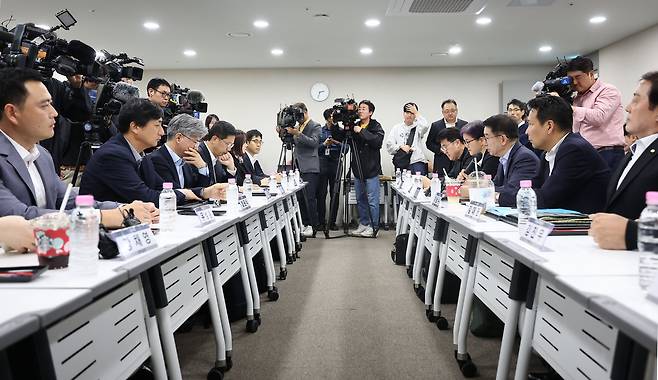 4일 오후 서울 중구 대한상공회의소에서 열린 배달플랫폼-입점업체 상생협의체 제10차 회의에서 이정희 협의체 위원장이  인사말을 하고 있다. /연합뉴스