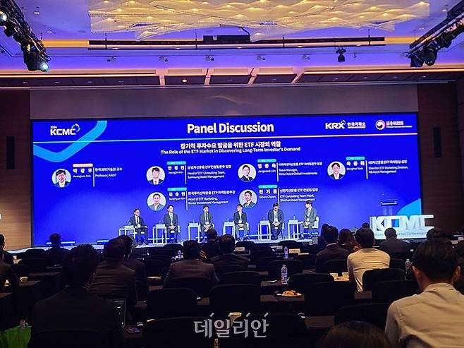 4일 서울 여의도 콘래드호텔에서 열린 ‘Korea Capital Market Conference 2024’에서 국내 자산운용사 관계자들이 패널 토론을 하고 있다. 왼쪽부터 박광우 한국과학기술원 교수, 안정진 삼성자산운용 ETF컨설팅본부 팀장, 임종욱 미래에셋자산운용 ETF마케팅본부 팀장, 육동휘 KB자산운용 ET 마케팅실 실장, 김승현 한국투자신탁운용 ETF마케팅본부장, 천기훈신한자산운용 ETF컨설팅 팀장. ⓒ데일리안 서진주 기자