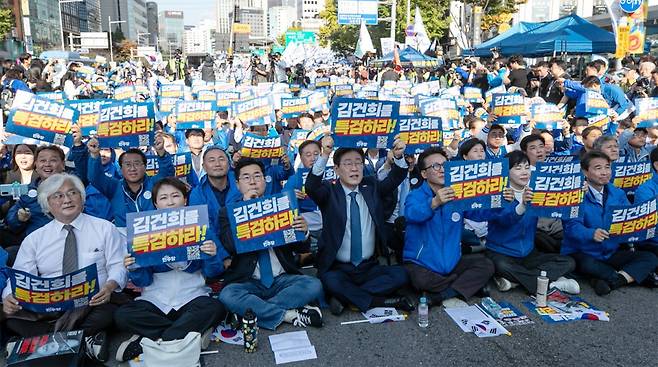 더불어민주당 이재명 대표와 박찬대 원내대표 등 당 지도부가 2일 오후 서울역 일대에서 열린 ‘김건희 윤석열 국정농단 규탄 및 특검 촉구’ 집회에서 ‘김건희를 특검하라’고 적힌 피켓을 들고 구호를 외치고 있다. 민주당은 이날 정부·여당을 향해 김건희 특검법 수용을 촉구하는 한편 윤석열 대통령 ‘탄핵’까지 언급하며 공세를 이어갔다. 뉴스1