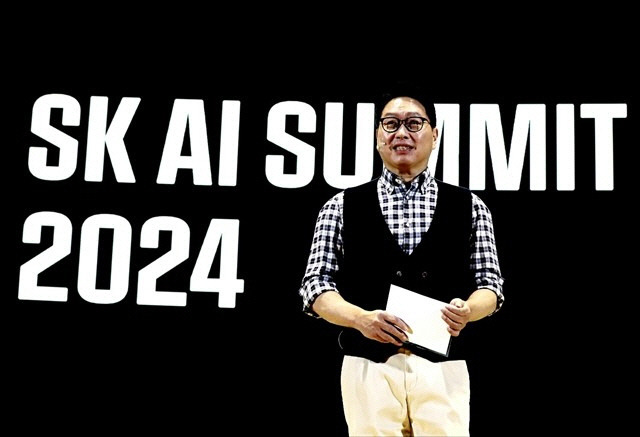 최태원 SK그룹 회장이 4일 서울 강남구 코엑스서 열린 'SK AI 서밋 2024'에서 '함께하는 AI, 내일의 AI'를 주제로 기조연설을 하고 있다. <SK그룹 제공>