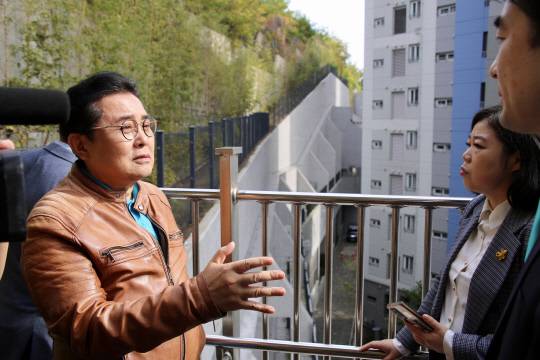 전병헌 당대표를 비롯한 새미래민주당이 4일 오전 경기 성남시 분당구 더샵판교퍼스트파크에 건설된 '거대 옹벽'에 올라 현장을 살피고 있다. 새민주당 지도부는 해당 아파트 단지에서 '제3차 VTS(Visible·Tangible·Sensible, 보이는·실체적인·느껴지는) 현장최고위원회의'를 진행했다.<새미래민주당 홈페이지 사진>