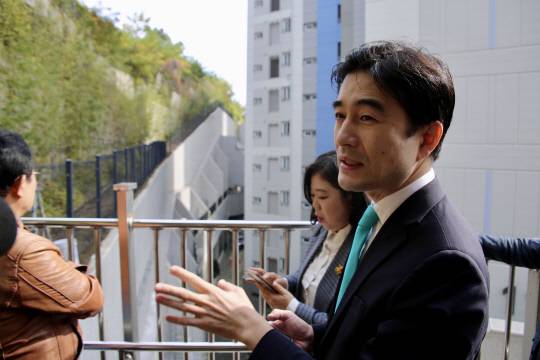 새미래민주당 지도부가 4일 오전 경기 성남시 분당구 더샵판교퍼스트파크에 건설된 '거대 옹벽'에 올라 현장을 살피고 있다. 새민주당은 해당 아파트 단지에서 '제3차 VTS(Visible·Tangible·Sensible, 보이는·실체적인·느껴지는) 현장최고위원회의'를 진행했다. 진예찬(오른쪽) 최고위원이 현장에서 발언하는 모습.<새민주당 홈페이지 사진>