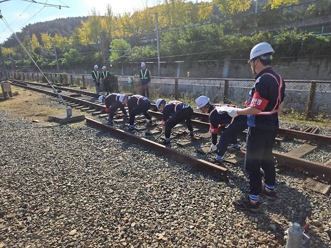 부산교통공사의 시설 분야 직원들이 레일 파손 상황을 가정하고 응급복구 기량을 선보이고 있다. 공사 제공