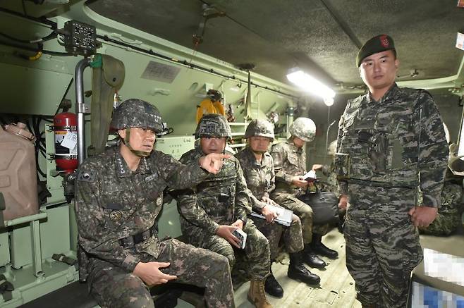 김명수 합참의장이 상륙돌격장갑차(KAAV)에서 임무브리핑을 받고, "적이 도발한다면 무적해병답게 뒤를 돌아보지 말고 즉각적으로 행동하여 국민에게 신뢰와 믿음을 보여줄 것"을 당부했다. 사진=합참 제공