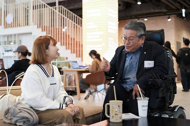 지난 10월26일 서울 성수동에서 열린 ’한국의 대화’ 행사에 참석자들이 대화를 나누고 있다.