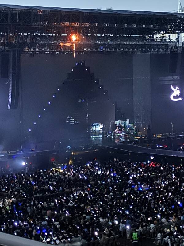 지난 10월12일 경기 고양종합운동장에서 열린 세븐틴 콘서트에서 조명 장치에 화재가 발생해 불똥이 떨어지고 있다. 제보자 제공