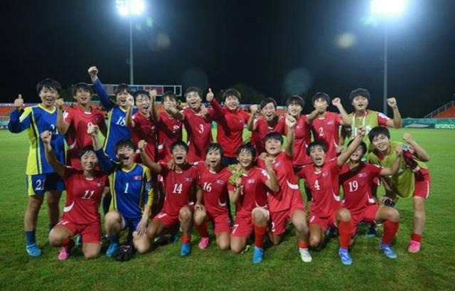 북한 여자 축구가 4일 도미니카공화국 산토도밍고 에스타디오 올림피코 펠릭스 산체스에서 열린 2024 국제축구연맹(FIFA) U-17 여자 월드컵 결승에서 스페인과 전후반 1-1로 비긴 뒤 승부차기에서 4-3으로 승리했다. 사진은 지난 1일 준결승에서 미국을 상대로 1-0으로 이긴 뒤 찍은 기념사진이다. 평양 노동신문=뉴스1