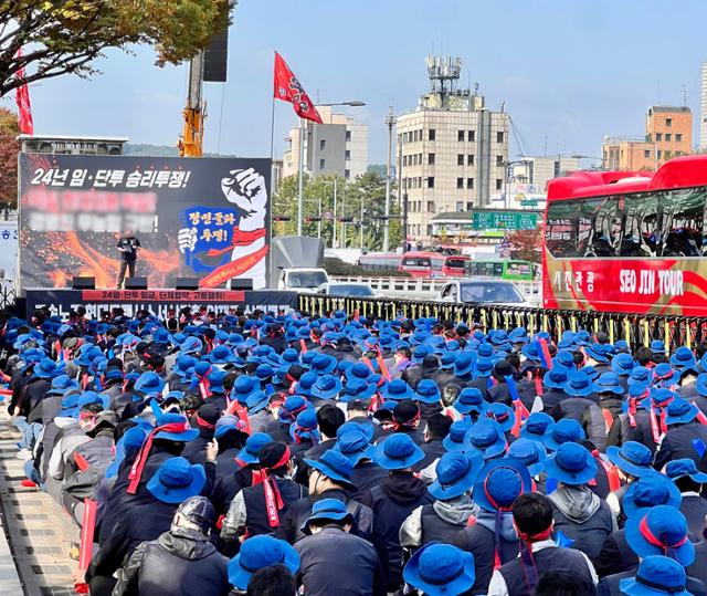 현대트랜시스 노조원들이 10월 28일 현대차∙기아 양재사옥 앞에서 대규모 집회를 진행하고 있다. 독자 제공