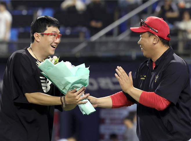 KBO리그 역대 최초로 400경기 선발 등판한 양현종에게 꽃다발을 건네는 이범호 감독.  정시종 기자