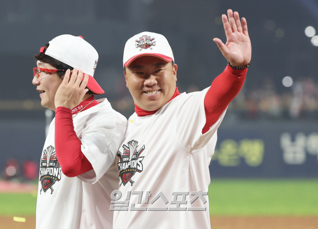 2024 프로야구 KBO 포스트시즌 KIA 타이거즈와 삼성 라이온즈의 한국시리즈(KS)는 시리즈 전적 4승 1패로 KIA타이거즈의 통합우승으로 끝났다. 28일 광주 기아챔피언스필드에서 열린 5차전 후 이범호 감독 등 KIA 선수단이 그라운드를 돌며 인사하고 있다. 광주=김민규 기자 /2024.10.28/