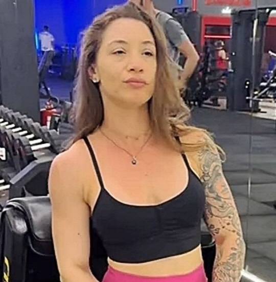 브라질의 한 유명 인플루언서가 레깅스 차림으로 헬스장에서 운동을 하다가 쫓겨났다고 주장해 논란이 되고 있다. 사진은 당시 제시카 프레이타스의 복장. [사진=더 미러/제시카 프레이타스 인스타그램]