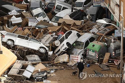 발렌시아 지방의 홍수 피해 현장. 자동차들과 집기류가 서로 뒤엉킨 모습. [사진=연합뉴스/EPA]