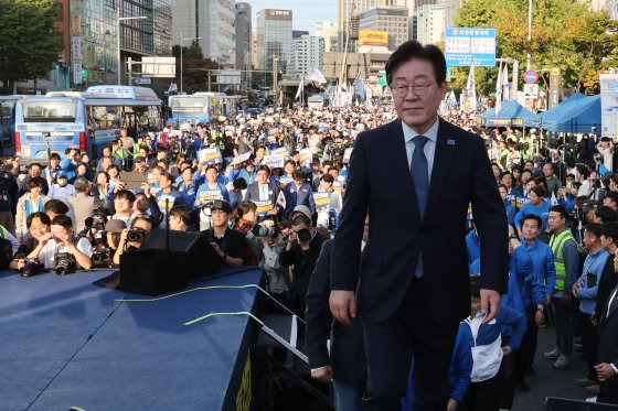 이재명 더불어민주당 대표가 지난 2일 오후 서울역 인근에서 열린 ‘김건희 국정농단 범국민 규탄대회’에서 발언하기 위해 단상에 오르고 있다. [뉴스1]