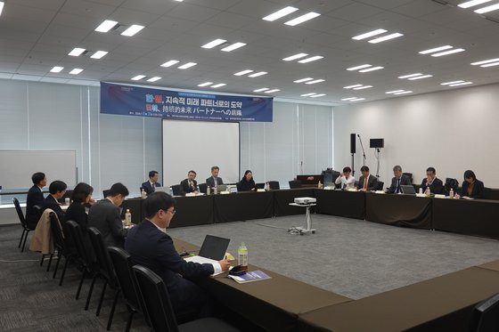 지난달 31일 일본 도쿄에서 열린 '2024 한일언론포럼'(유라시아정책연구원 일본연구센터·한국언론진흥재단 주최)에서 참석자들이 토론을 하고 있다. 사진 유라시아정책연구원 일본연구센터