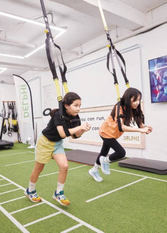 소중 학생기자단이 자신의 체중을 이용해 매달리는 TRX 훈련을 해봤다. 근력과 균형감각을 기르는 데 좋은 운동이다.