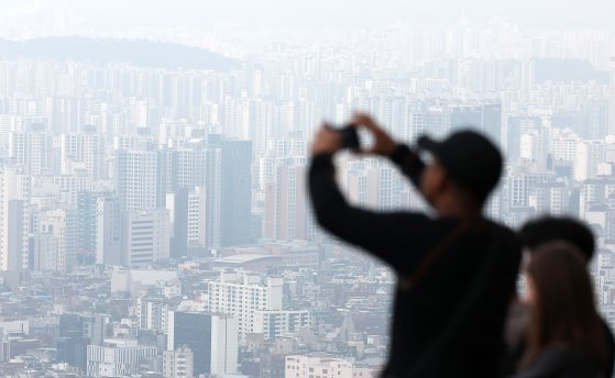 서울 남산에서 바라본 도심에 아파트 단지 모습. 뉴스1