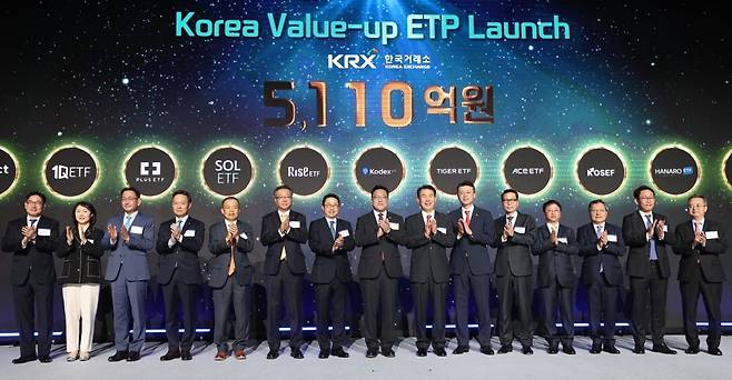 4일 서울 영등포구 콘래드호텔에서 열린 한국거래소 한국자본시장 콘퍼런스(Korea Capital Market Conference) 2024에서 김병환 금융위원장(왼쪽 여덟번째부터), 정은보 한국거래소 이사장 등 참석자들이 밸류업 ETP 상장식 세리머니를 마친 뒤 기념촬영을 하고 있다. /이솔 기자