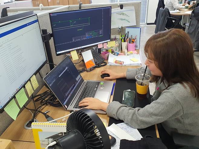 주현지 사원이 제작 도면 수정을 하고 있다. 수원=윤현주 기자