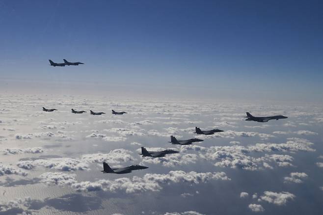 Responding to North Korea’s ICBM, U.S. Strategic B-1B and F-16 fighter jets, South Korea’s F-15K and KF-16 fighter jets, and Japan’s F-2 fighter jets are conducting air exercises in the overlapping area of the South Korea-Japan Air Defense Identification Zone (ADIZ) east of Jeju Island on October 31. Courtesy of the Joint Chiefs of Staff