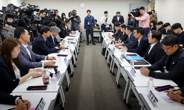 4일 오후 서울 중구 대한상공회의소에서 열린 배달플랫폼-입점업체 상생협의체 제10차 회의에서 이정희 협의체 위원장이  인사말을 하고 있다. 연합뉴스