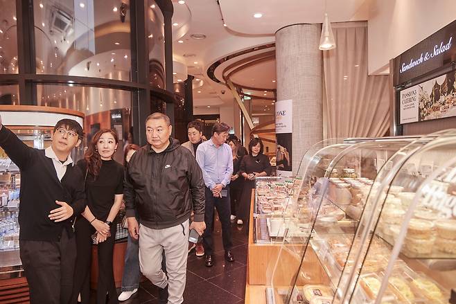 A Mongolian business delegation is guided through SPC Group's premium bakery cafe, Passion5, in Itaewon, central Seoul, on Friday. (SPC Group)