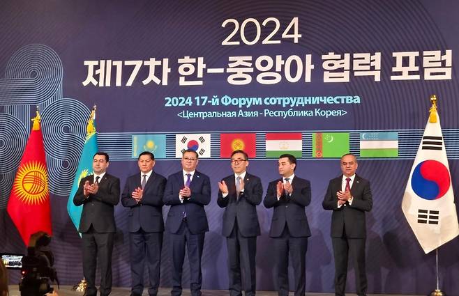 Turkmen Ambassador to Korea Begench Durdyyev, Kyrgyz First Deputy Foreign Minister Asein Isaev, Kazakhstan's Deputy Prime Minister and Foreign Minister Murat Nurtleu, South Korea’s Foreign Minister Cho Tae-yul, Foreign Minister of Uzbekistan Bakhtiyor Saidov and Tajik Deputy Foreign Minister Imomi Sodiq Ashurboyzoda (from left to right) participate in the 17th Korea-Central Asia Cooperation Forum at the Lotte Hotel in Seoul on Monday. Yonhap