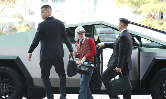 Singer G-Dragon exits a Tesla Cybertruck at Incheon International Airport on Monday. [NEWS1]