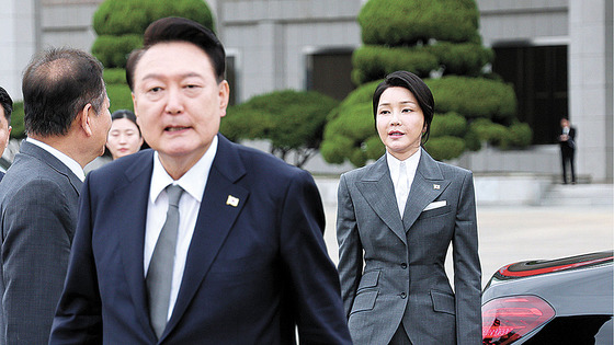 President Yoon Suk Yeol, left, and first lady Kim Keon Hee arrive at Seoul Air Base in Seongnam, Gyeonggi, on Oct. 6. [PRESIDENTIAL OFFICE]