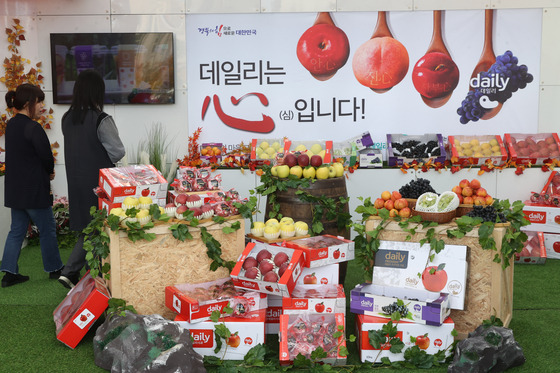 Apples are on display at the Gyeongbuk Apple Festival at Seoul Plaza in central Seoul on Monday. [YONHAP]