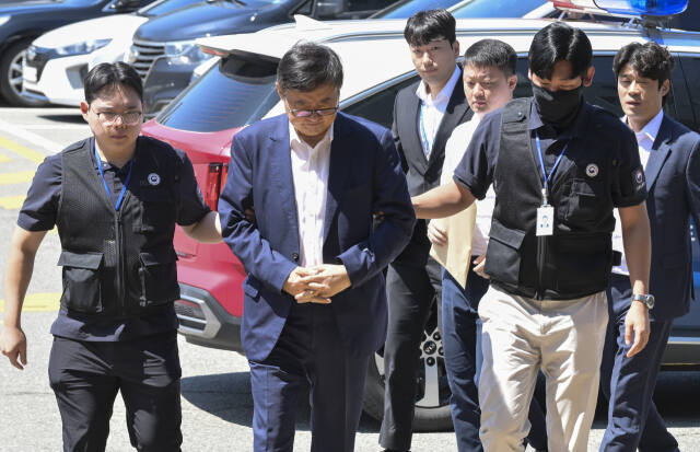 지난 8월28일 사망자 23명이 발생한 ‘화성 아리셀 공장 화재’와 관련해 박순관 아리셀 대표와 아들 박중언 총괄본부장이 영장실질심사를마친 후 수원특례시 영통구 수원남부경찰서 유치장으로 들어서고 있다. 경기일보DB