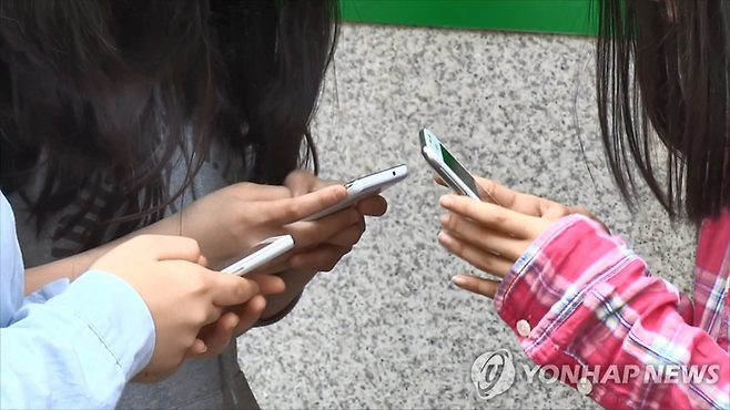 스마트폰 사용하는 청소년. [사진 = 연합뉴스]