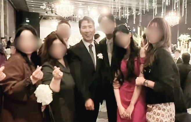 지난 2일 서울 강서구의 한 호텔에서 열린 아들 결혼식에서 안희정 전 충남지사가 아들 내외, 지지자들과 기념 촬영한 모습.[사진=페이스북 갈무리]